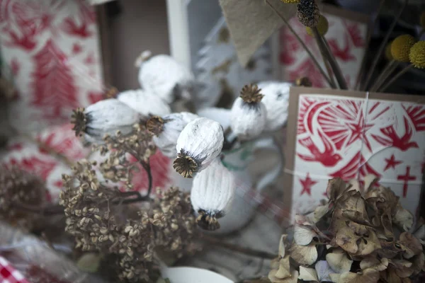 Decoraciones navideñas en el escaparate —  Fotos de Stock