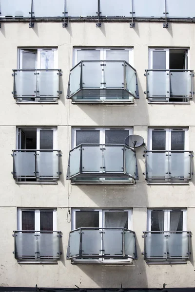 Fassade der Appartements mit Balkon im Stil der siebziger Jahre — Stockfoto