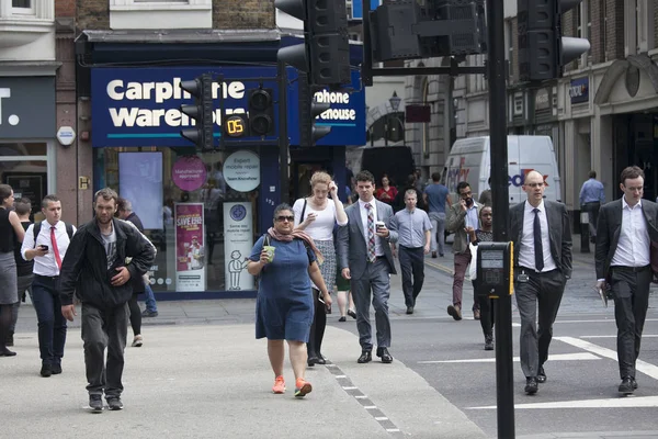 Menschen auf der anderen Straßenseite in der Nähe des Bahnhofs Liverpool Street zu Zügen und U-Bahnen — Stockfoto