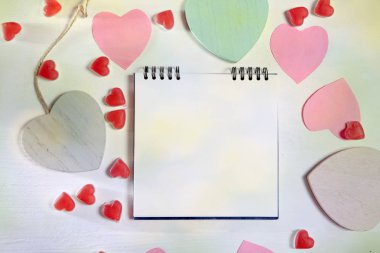 İki ahşap kalp bir beyaz tahta duvara asmak