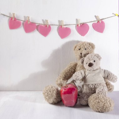 İki oyuncak ayılar birbirleriyle sarıl. Duvar kağıdı asmak seviyor. Sevgililer günü tebrik kartı tasarımı