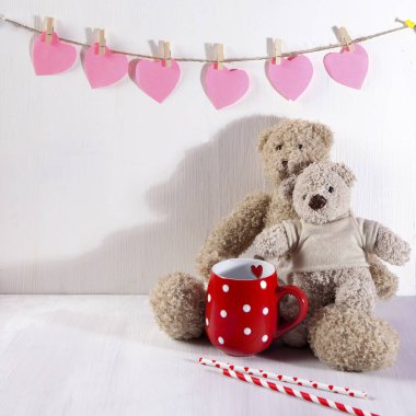 İki oyuncak ayılar birbirleriyle sarıl. Duvar kağıdı asmak seviyor. Sevgililer günü tebrik kartı tasarımı