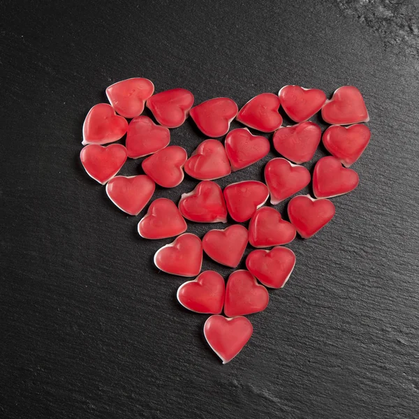 Srdce červené marmelády na černé břidlicové desky. Valentýna karty — Stock fotografie