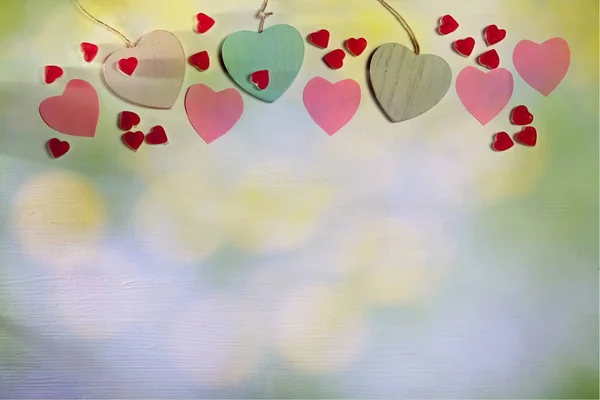 Corazones de madera, papel y mermelada están en una pared blanca de madera —  Fotos de Stock