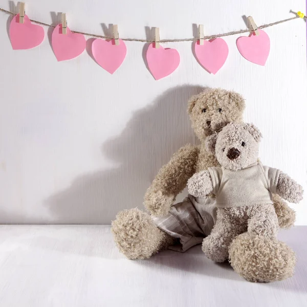 İki oyuncak ayılar birbirleriyle sarıl. Duvar kağıdı asmak seviyor. Sevgililer günü tebrik kartı tasarımı