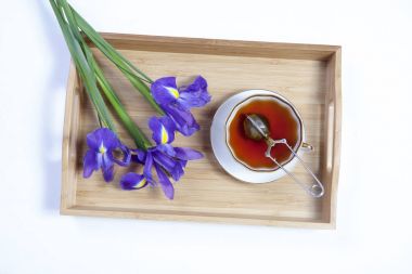 Mor süsen xiphium (soğanlı iris, sibirica) metin için yer beyaz zemin üzerine çay ile. Üstten Görünüm, düz. Sevgililer günü, Woman's Day, anneler günü, Easte için tatil tebrik kartı