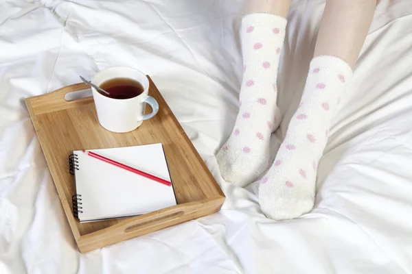커피, 메모장 및 연필의 컵 트레이 서 침대에 — 스톡 사진