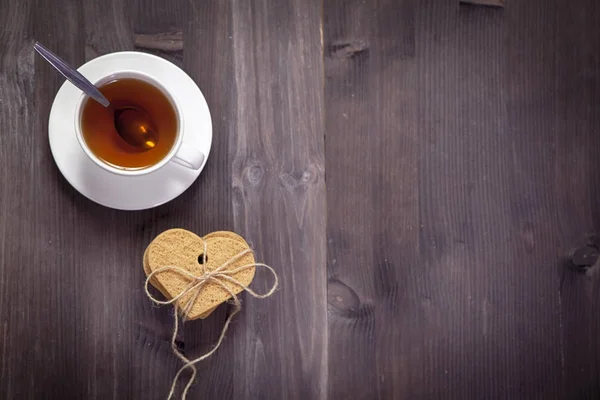 Белая чашка чая и блюдца на коричневом деревянном столе. Копирование пространства — стоковое фото