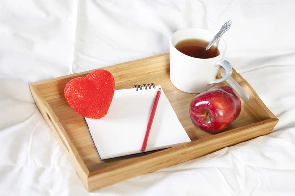 커피, 메모장 및 연필의 컵 트레이 서 침대에 — 스톡 사진