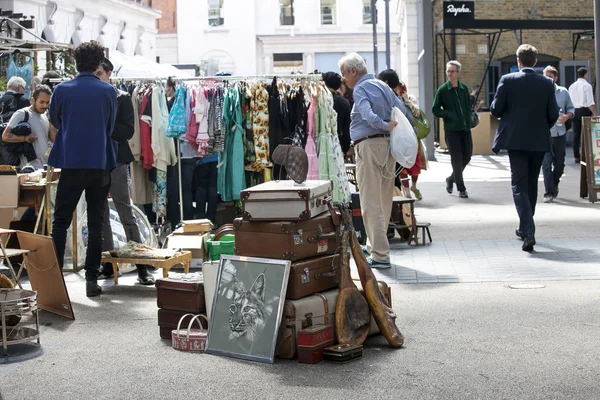 Salg af antikviteter på Spitalfield-markedet - Stock-foto