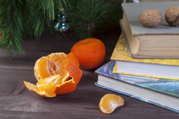 Yarım soyulmuş mandarin ahşap bir masaya yatıyor — Stok fotoğraf