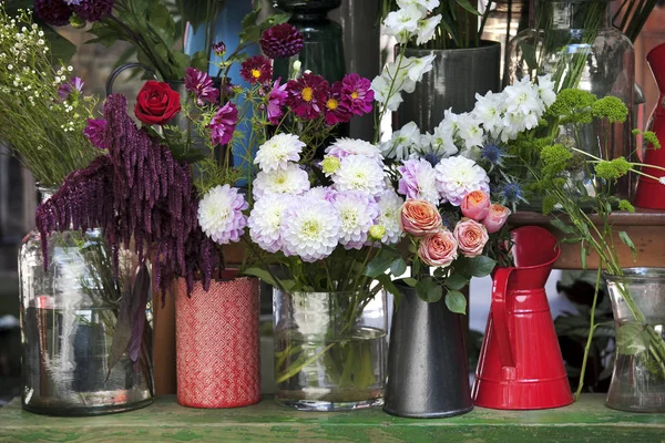 De dahlia's, rozen, bell, venkel in boeketten voor verkoop — Stockfoto