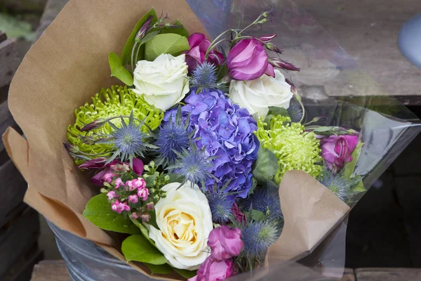 El Ramo de las rosas, la hortensia y el lisianthus en el papel kraft en el cubo de zinc para la venta — Foto de Stock