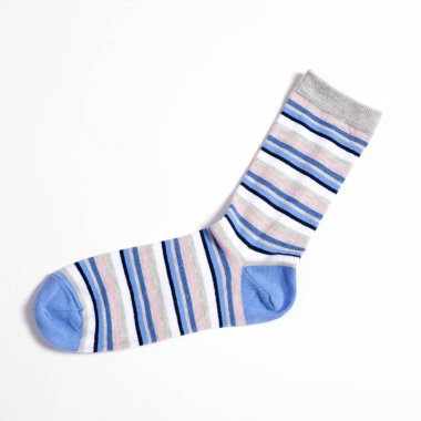 beyaz zemin üzerine mavi çizgili çorap