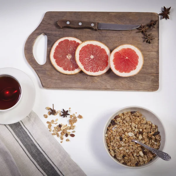 The Set for mulled wine: sliced grapefruit with anise on the board on the white background. — Stock Photo, Image