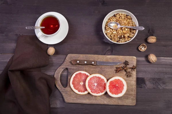 The Set for mulled wine: sliced grapefruit with anise on the board on the wooden brown background. — Stock Photo, Image