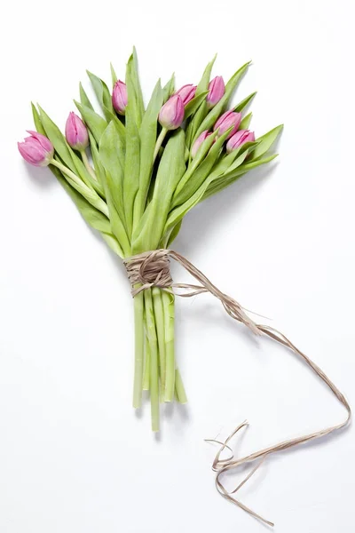 Der Hochzeitsstrauß aus rosa Tulpen auf weißem Hintergrund als Grußkarte zum Valentinstag — Stockfoto