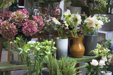 Satılık Mağaza girişinde büyük bir kırmızı ortanca buketleri