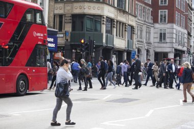 Liverpool Street Metro yakınındaki insanlar karşıdan karşıya.
