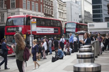 Liverpool Street Metro yakınındaki insanlar karşıdan karşıya.