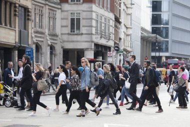 Liverpool Street Metro yakınındaki insanlar karşıdan karşıya.