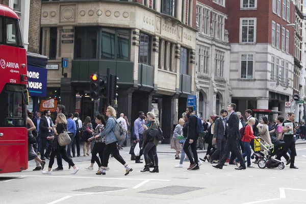 Άνθρωποι διασχίζουν το δρόμο κοντά στο Liverpool Street του μετρό. — Φωτογραφία Αρχείου
