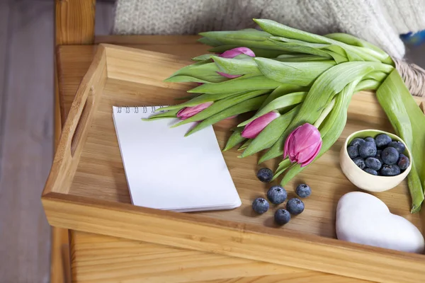 Podnos s čajem a perník ve tvaru srdce a Kytice tulipánů na židli — Stock fotografie