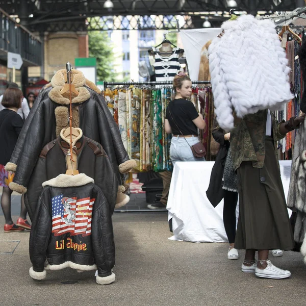 Продажа овчины пальто на рынке дизайна Спиталфельдса — стоковое фото