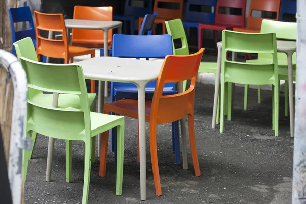 Los muebles Multicolores de plástico en la calle cerca de la cafetería —  Fotos de Stock