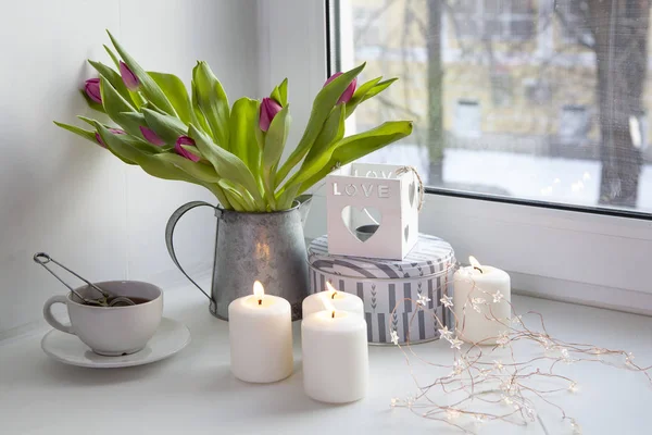 Букет тюльпанов в цинковом кувшине на окне — стоковое фото