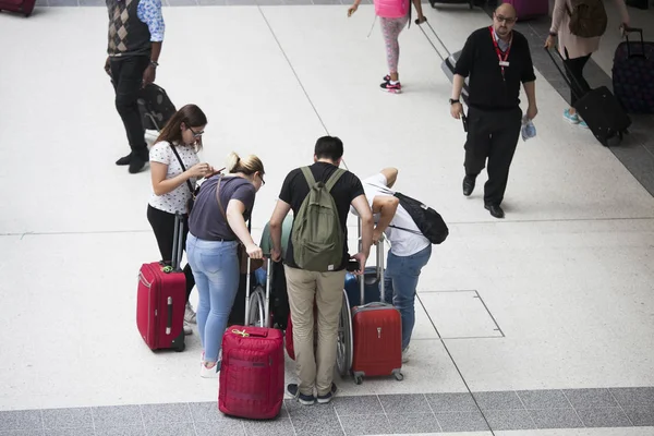 Passageiros na Liverpool Street Station, Londres, Reino Unido — Fotografia de Stock