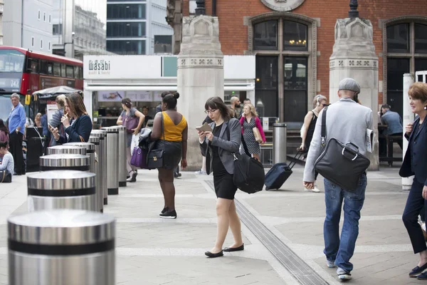 Az emberek kívül a Liverpool Street Station — Stock Fotó