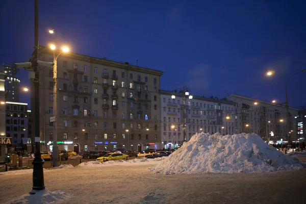 Un enorme cumulo di neve sullo sfondo di Mosca alla stazione ferroviaria Paveletsky — Foto Stock