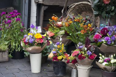 Çeşitli çiçek buketleri Satılık için