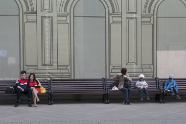 Yapım aşamasında bir evin önünde bir bankta oturmuş bir sevgi dolu Çift