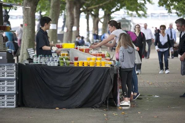 El vendedor ambulante vende cócteles en South Bank — Foto de Stock