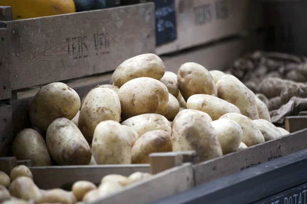 Papas frescas en la caja para la venta en el mercado de Borough — Foto de Stock