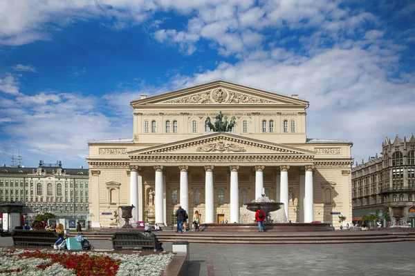 Teatr Bolszoj główne wejście i Środkowej Universal Tsum Department Store — Zdjęcie stockowe