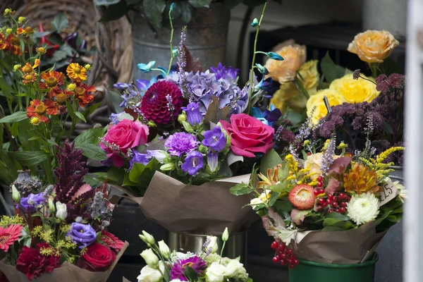 Různé květiny kytice na prodej — Stock fotografie