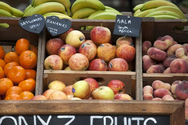Olika frukter till salu på Borough market — Stockfoto
