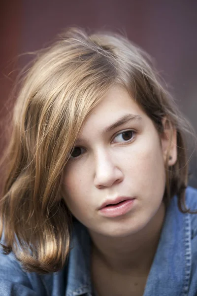 O retrato de uma jovem pensativa com um penteado — Fotografia de Stock