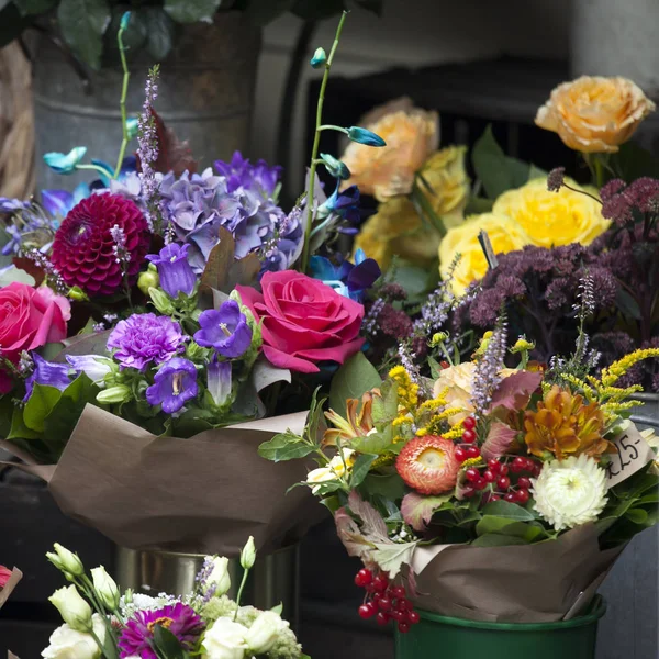 Różnych kwiaty bukiety na sprzedaż — Zdjęcie stockowe