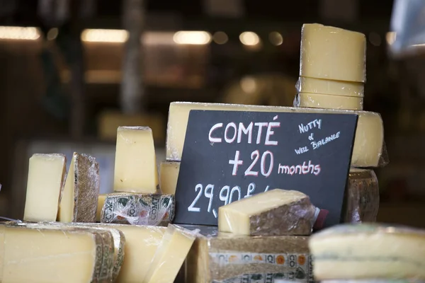 Der französische Käse auf einem hölzernen Tablett — Stockfoto