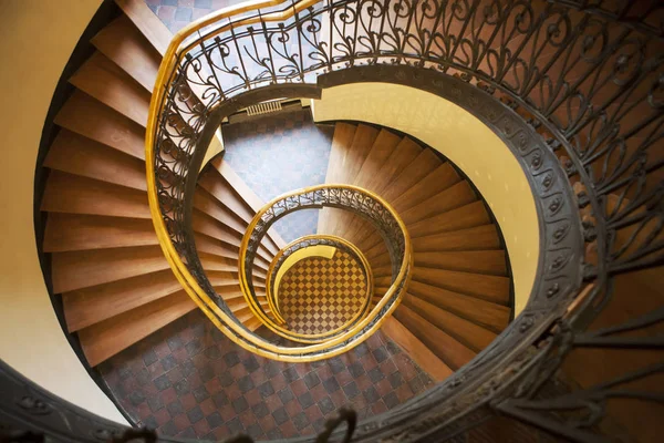 Varşova'daki eski evinde döner merdiven — Stok fotoğraf