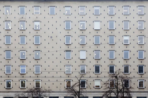 Фасад серого офисного здания в Варшаве в Советском Союзе — стоковое фото