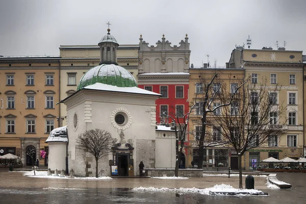 Mały kościół St. Wojciech w rynku — Zdjęcie stockowe