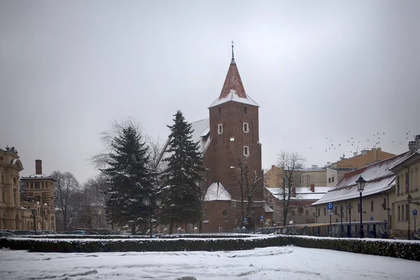 Heilige Kruis kerk in Krakau in de buurt van national theater — Stockfoto