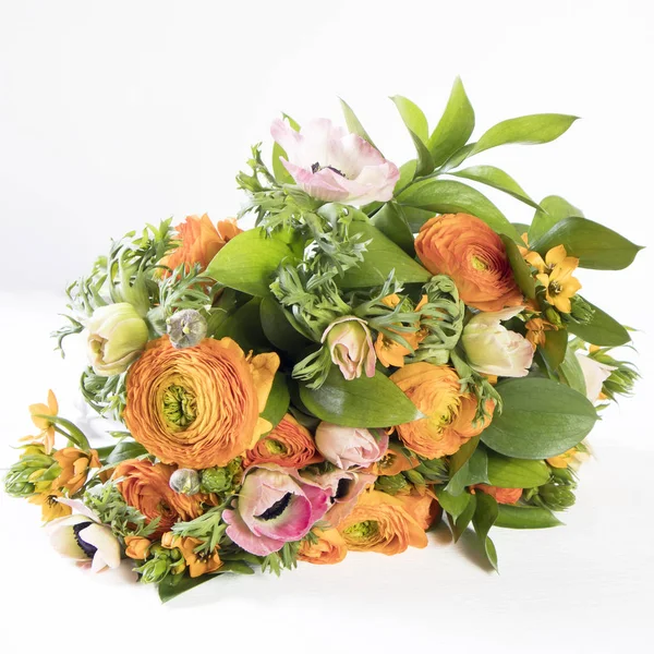 Bouquet da sposa di ranuncoli, anemoni e Ruscus — Foto Stock