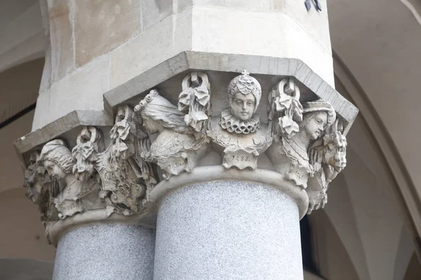 Decoração de colunas de Arcade do Pano Hall (Sukiennice) em Cracóvia. Polônia. A Europa . — Fotografia de Stock