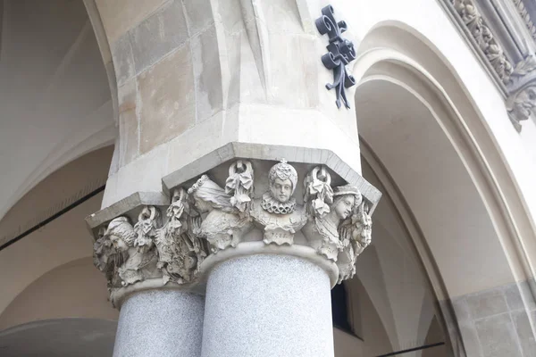 Dekoration der Säulen der Arkade der Tuchhalle (Sukiennice) in Krakau. Polen. Europa. — Stockfoto